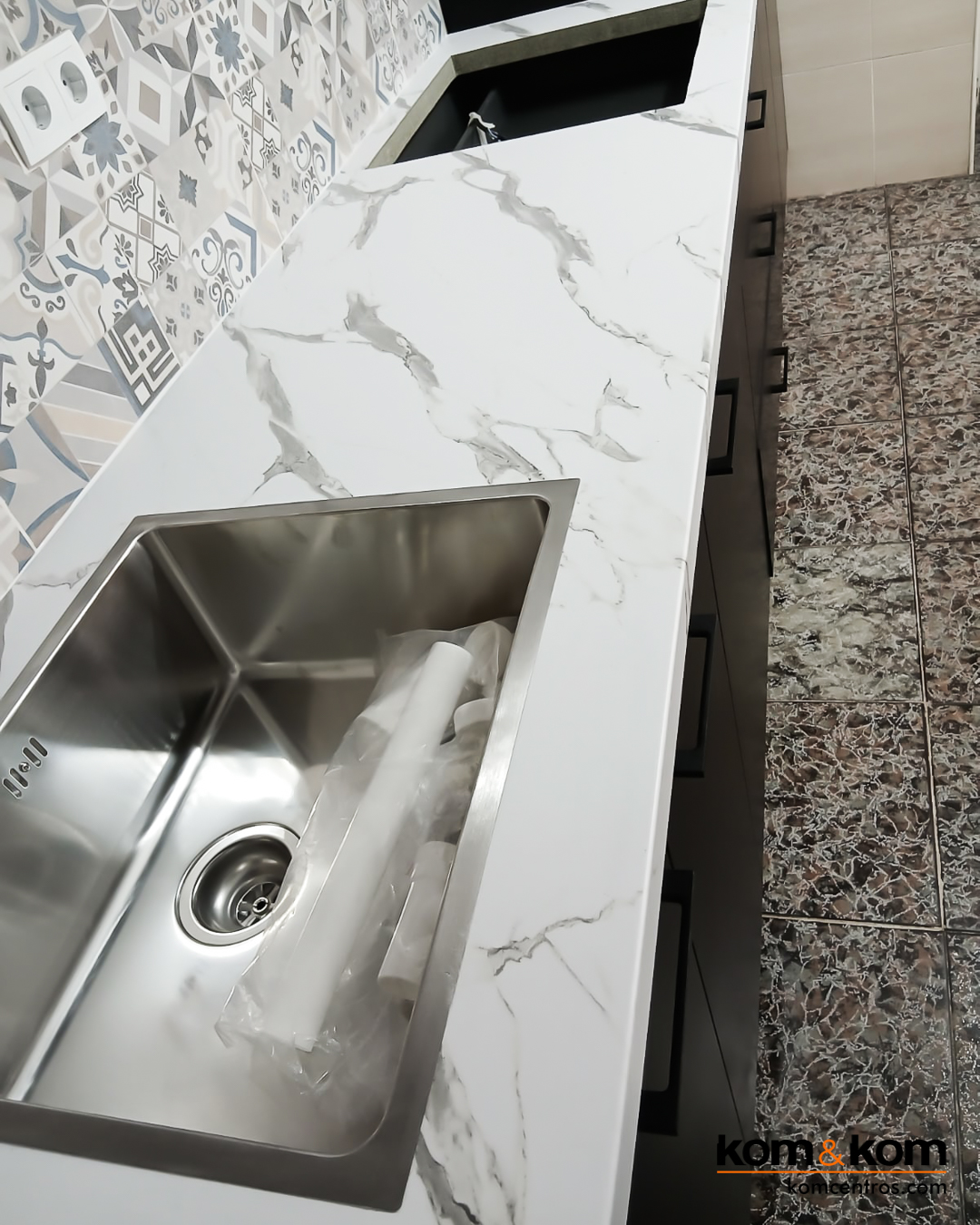 cocina original: negro, madera y azulejos vintage